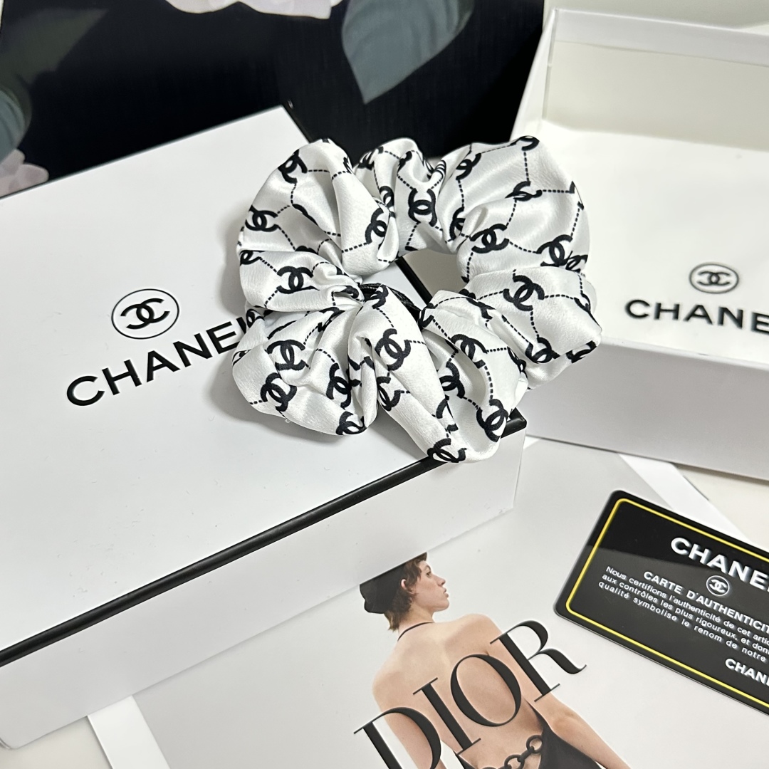  配包装
Chanel（香奈儿）经典真丝发圈 带头上或者手上都非常好看  时尚百搭人手必备单品☑️