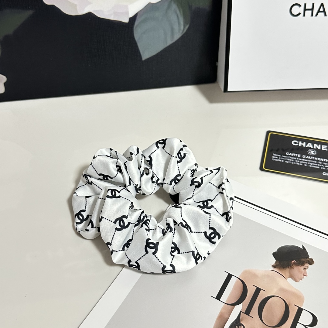  配包装
Chanel（香奈儿）经典真丝发圈 带头上或者手上都非常好看  时尚百搭人手必备单品☑️