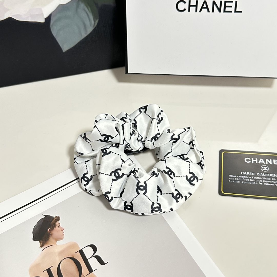  配包装
Chanel（香奈儿）经典真丝发圈 带头上或者手上都非常好看  时尚百搭人手必备单品☑️
