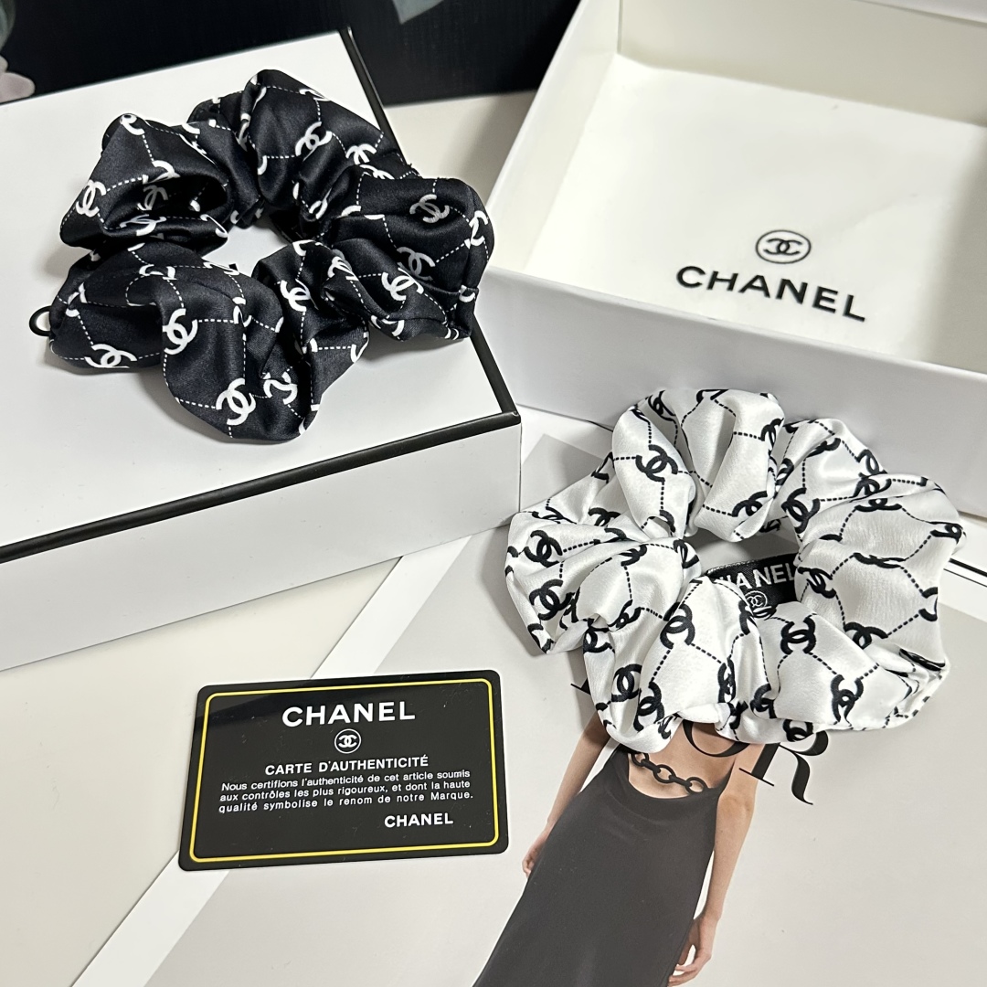  配包装
Chanel（香奈儿）经典真丝发圈 带头上或者手上都非常好看  时尚百搭人手必备单品☑️
