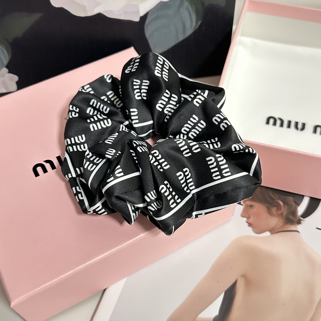  （单个）配全套包装
MiuMiu（缪缪）爆款真丝发圈，专柜款出货
一看就特别高档 超级百搭 必须自留