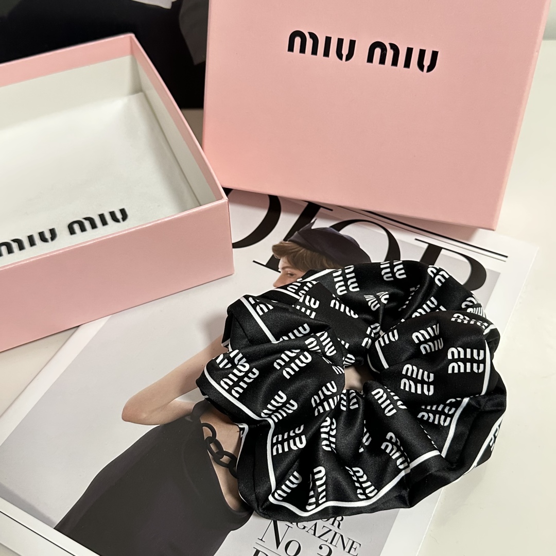  （单个）配全套包装
MiuMiu（缪缪）爆款真丝发圈，专柜款出货
一看就特别高档 超级百搭 必须自留