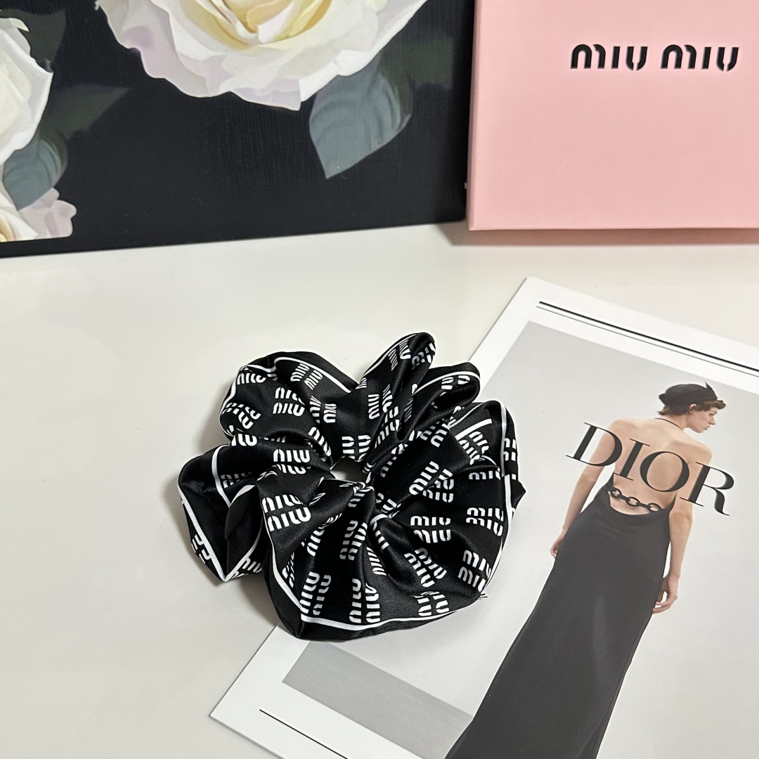  （单个）配全套包装
MiuMiu（缪缪）爆款真丝发圈，专柜款出货
一看就特别高档 超级百搭 必须自留