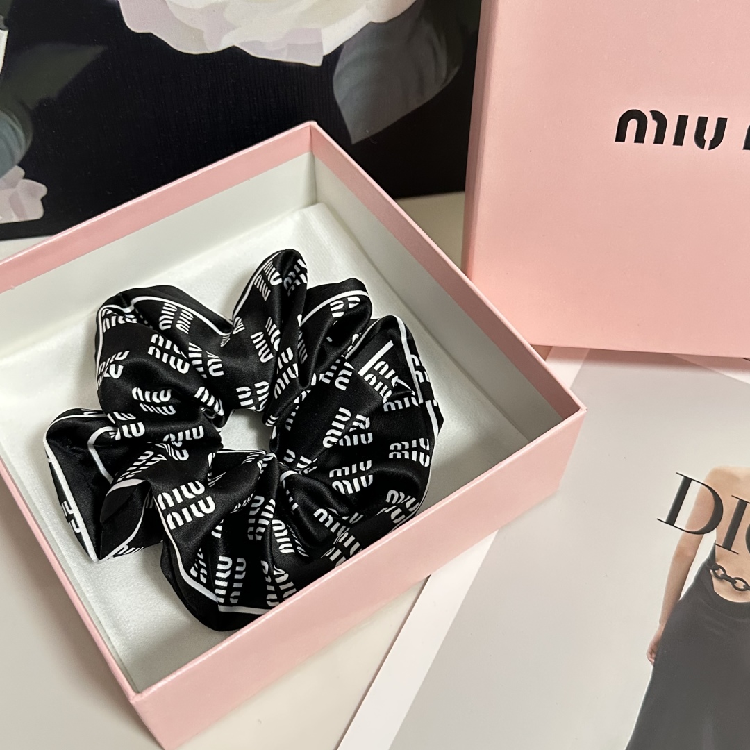  （单个）配全套包装
MiuMiu（缪缪）爆款真丝发圈，专柜款出货
一看就特别高档 超级百搭 必须自留