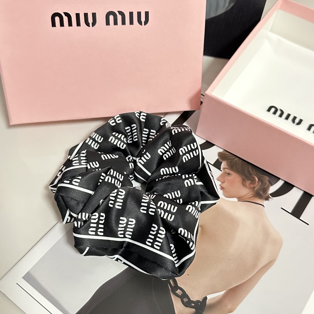  （单个）配全套包装
MiuMiu（缪缪）爆款真丝发圈，专柜款出货
一看就特别高档 超级百搭 必须自留