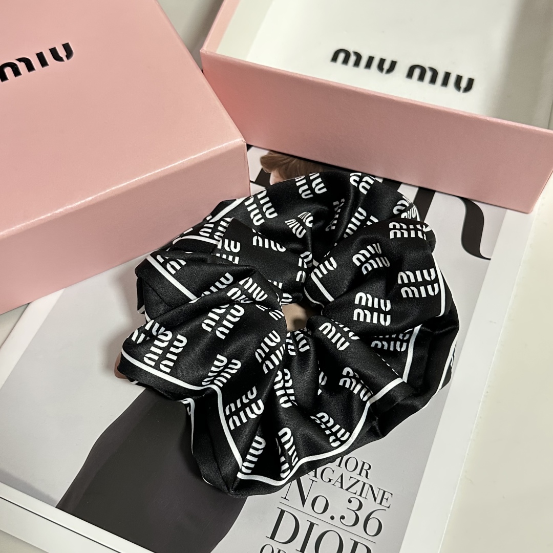  （单个）配全套包装
MiuMiu（缪缪）爆款真丝发圈，专柜款出货
一看就特别高档 超级百搭 必须自留