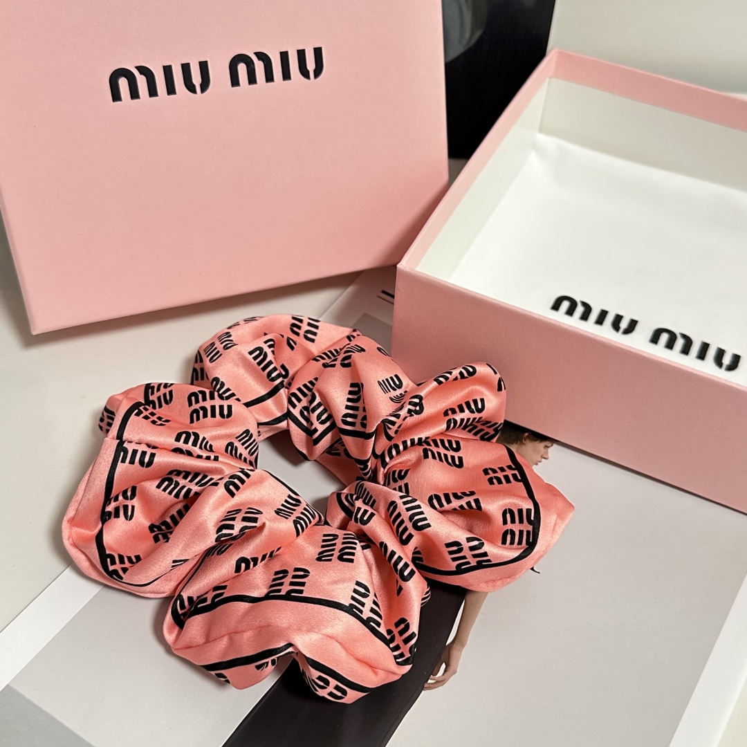  （单个）配全套包装
MiuMiu（缪缪）爆款真丝发圈，专柜款出货
一看就特别高档 超级百搭 必须自留