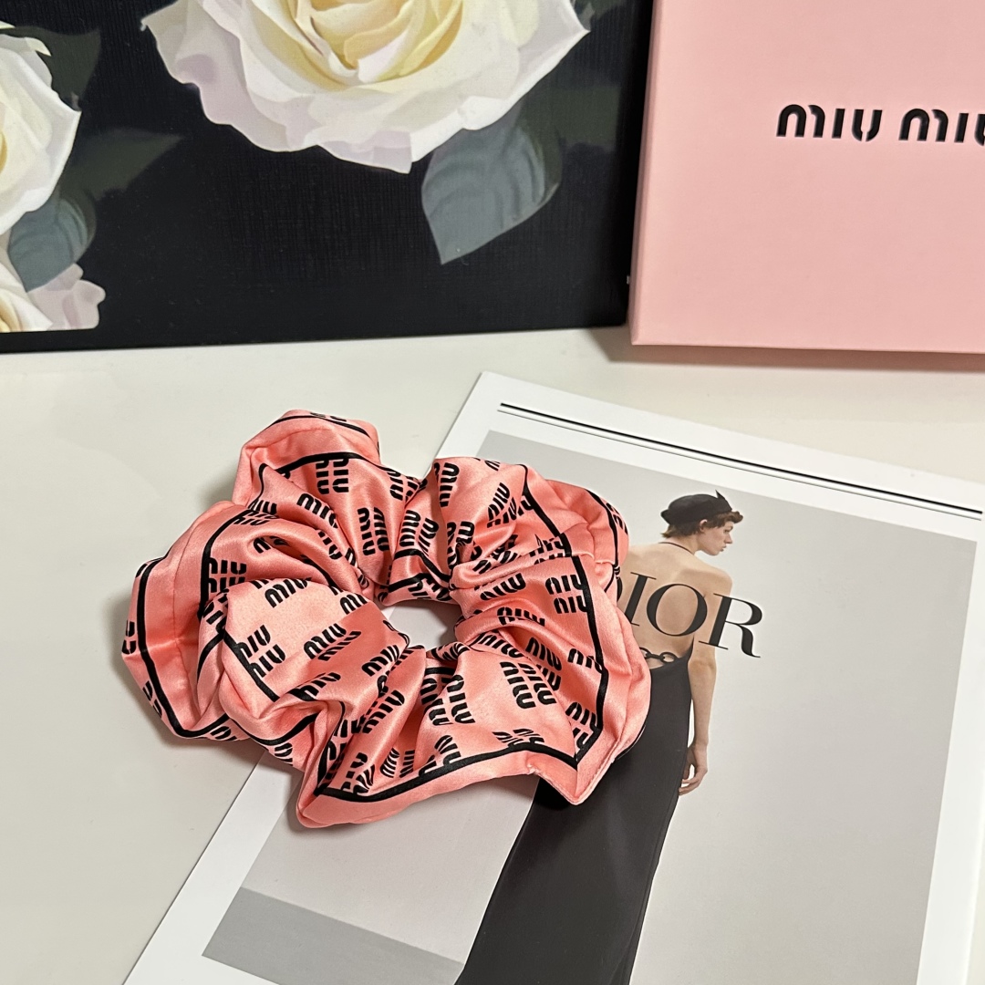  （单个）配全套包装
MiuMiu（缪缪）爆款真丝发圈，专柜款出货
一看就特别高档 超级百搭 必须自留