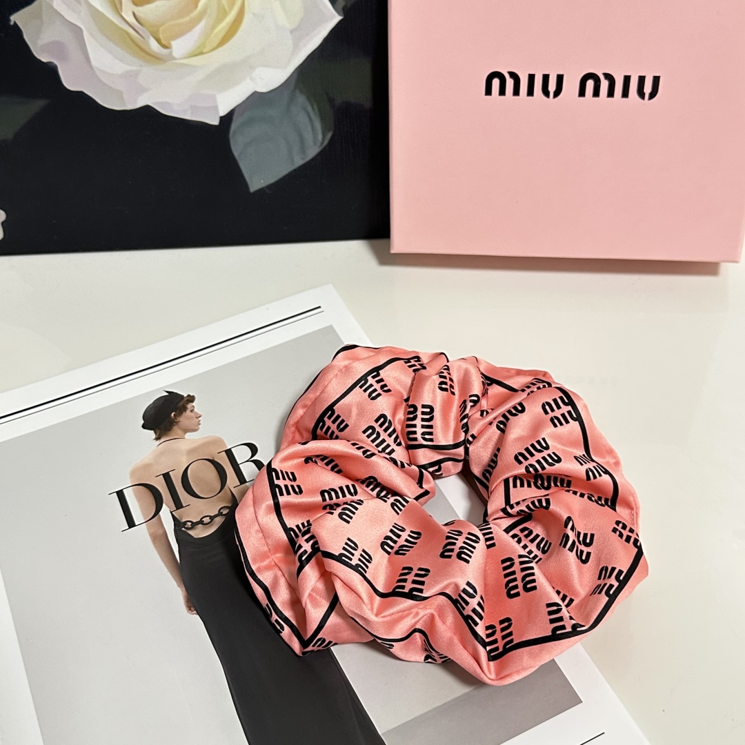  （单个）配全套包装
MiuMiu（缪缪）爆款真丝发圈，专柜款出货
一看就特别高档 超级百搭 必须自留