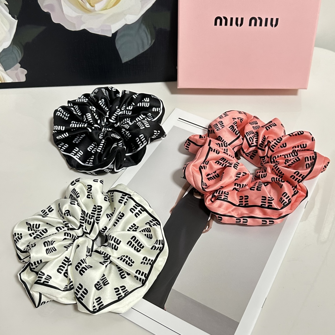  （单个）配全套包装
MiuMiu（缪缪）爆款真丝发圈，专柜款出货
一看就特别高档 超级百搭 必须自留