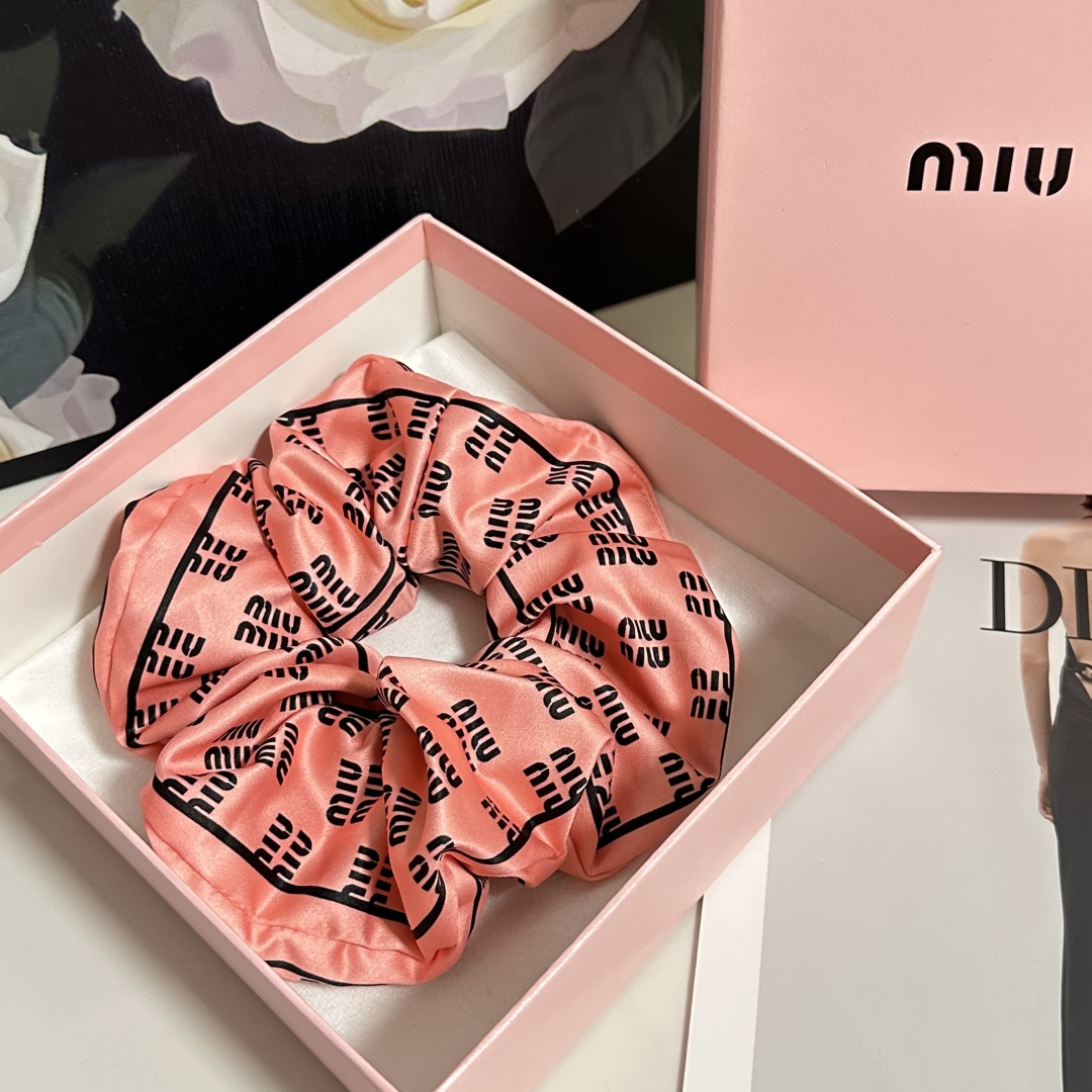  （单个）配全套包装
MiuMiu（缪缪）爆款真丝发圈，专柜款出货
一看就特别高档 超级百搭 必须自留