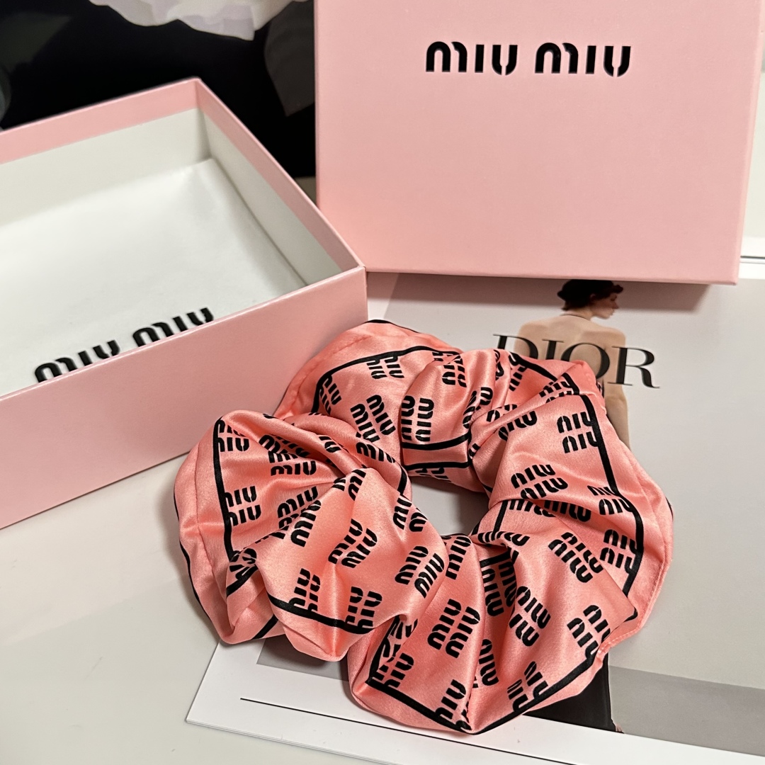  （单个）配全套包装
MiuMiu（缪缪）爆款真丝发圈，专柜款出货
一看就特别高档 超级百搭 必须自留
