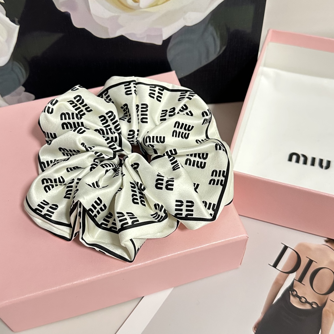  （单个）配全套包装
MiuMiu（缪缪）爆款真丝发圈，专柜款出货
一看就特别高档 超级百搭 必须自留