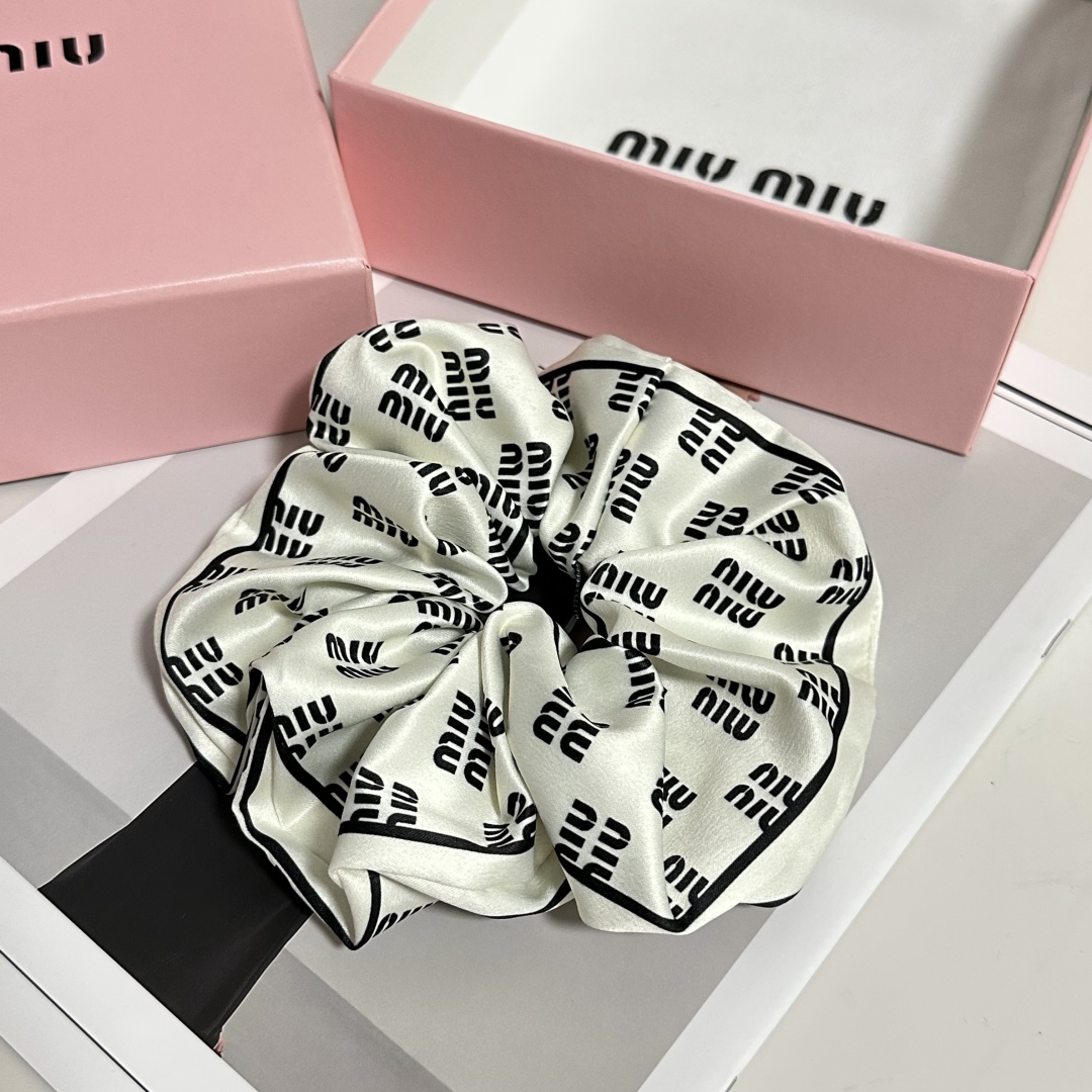  （单个）配全套包装
MiuMiu（缪缪）爆款真丝发圈，专柜款出货
一看就特别高档 超级百搭 必须自留