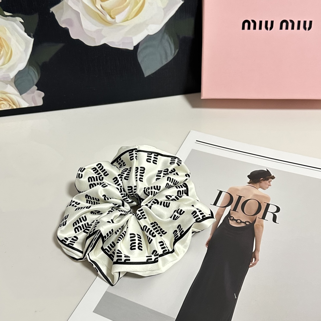  （单个）配全套包装
MiuMiu（缪缪）爆款真丝发圈，专柜款出货
一看就特别高档 超级百搭 必须自留