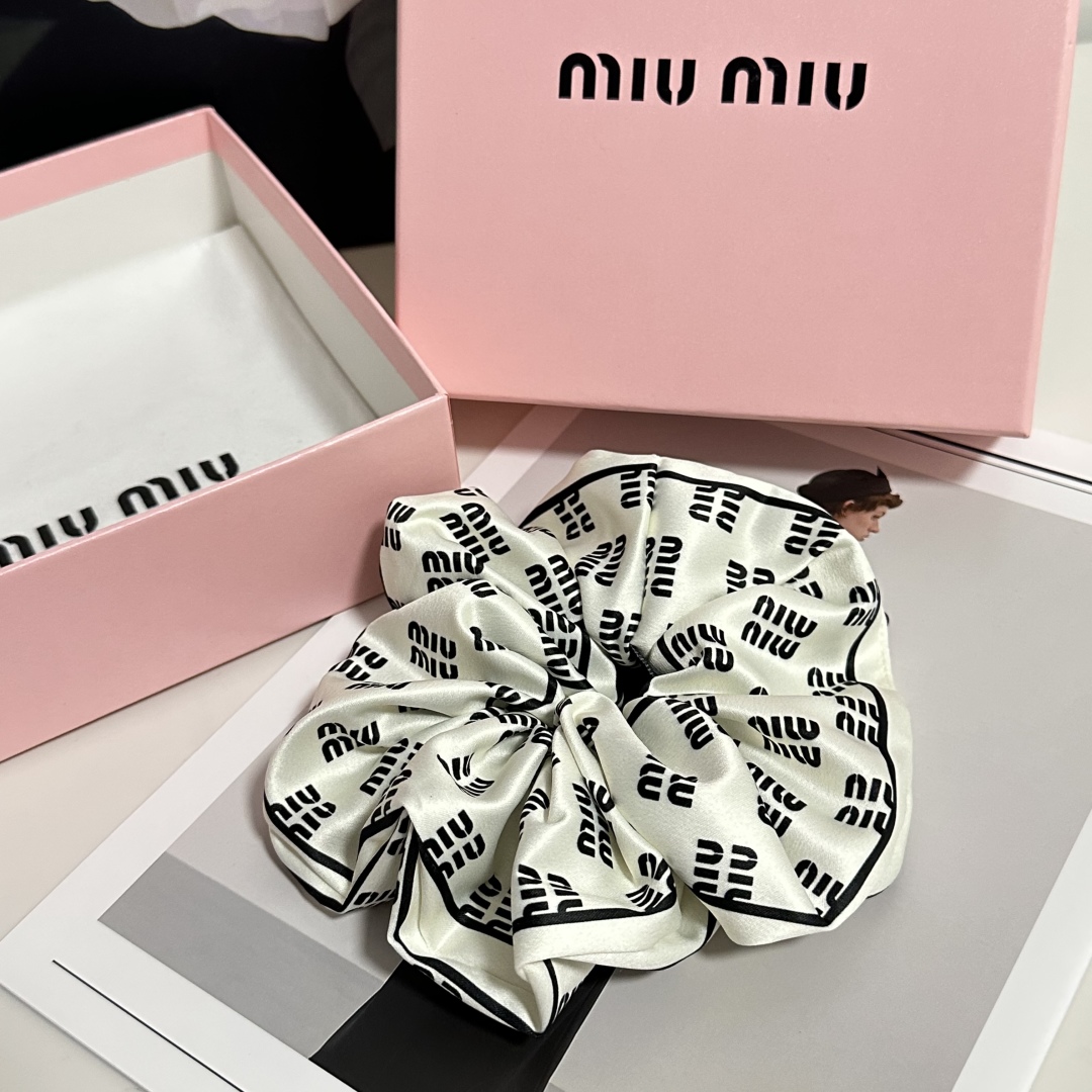  （单个）配全套包装
MiuMiu（缪缪）爆款真丝发圈，专柜款出货
一看就特别高档 超级百搭 必须自留