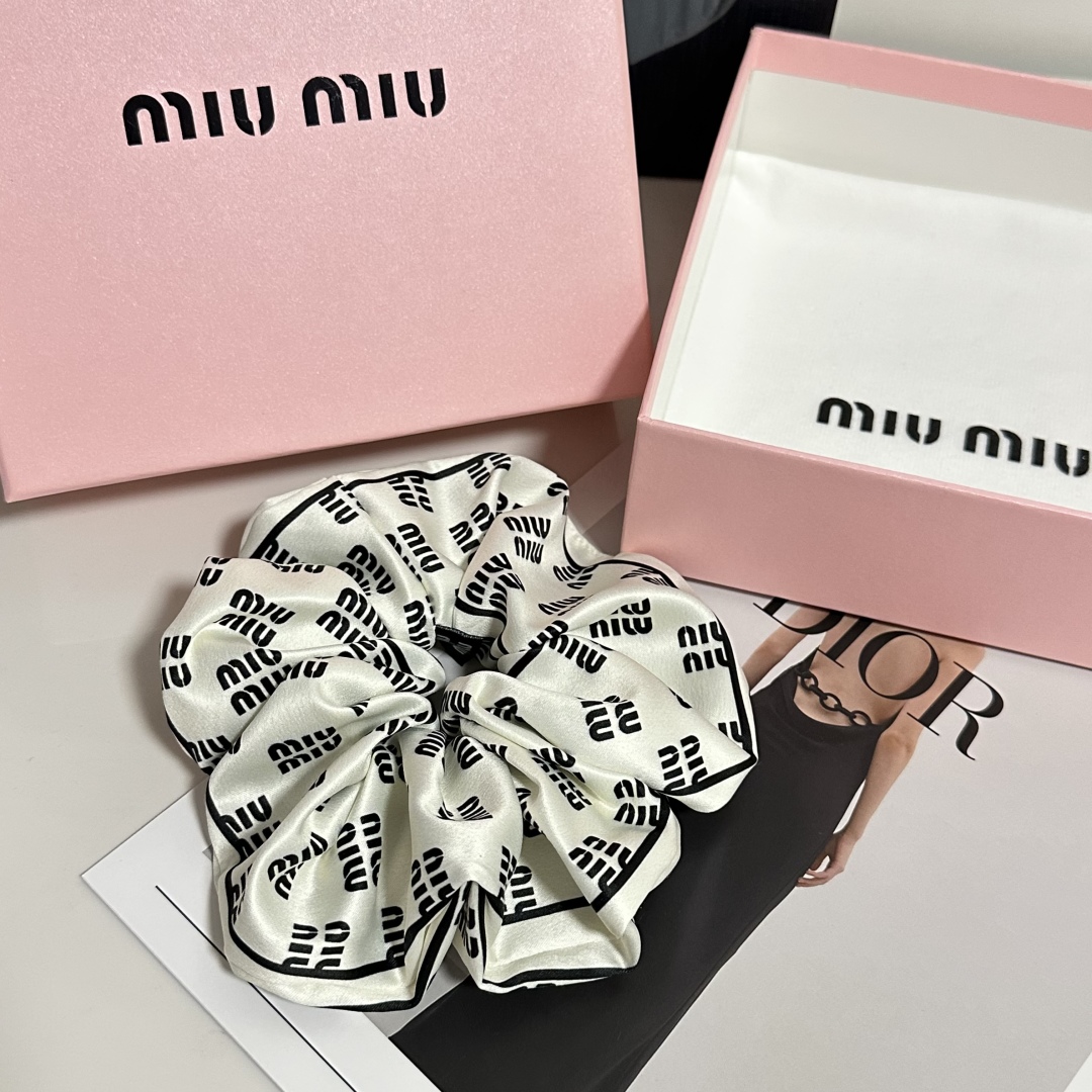  （单个）配全套包装
MiuMiu（缪缪）爆款真丝发圈，专柜款出货
一看就特别高档 超级百搭 必须自留
