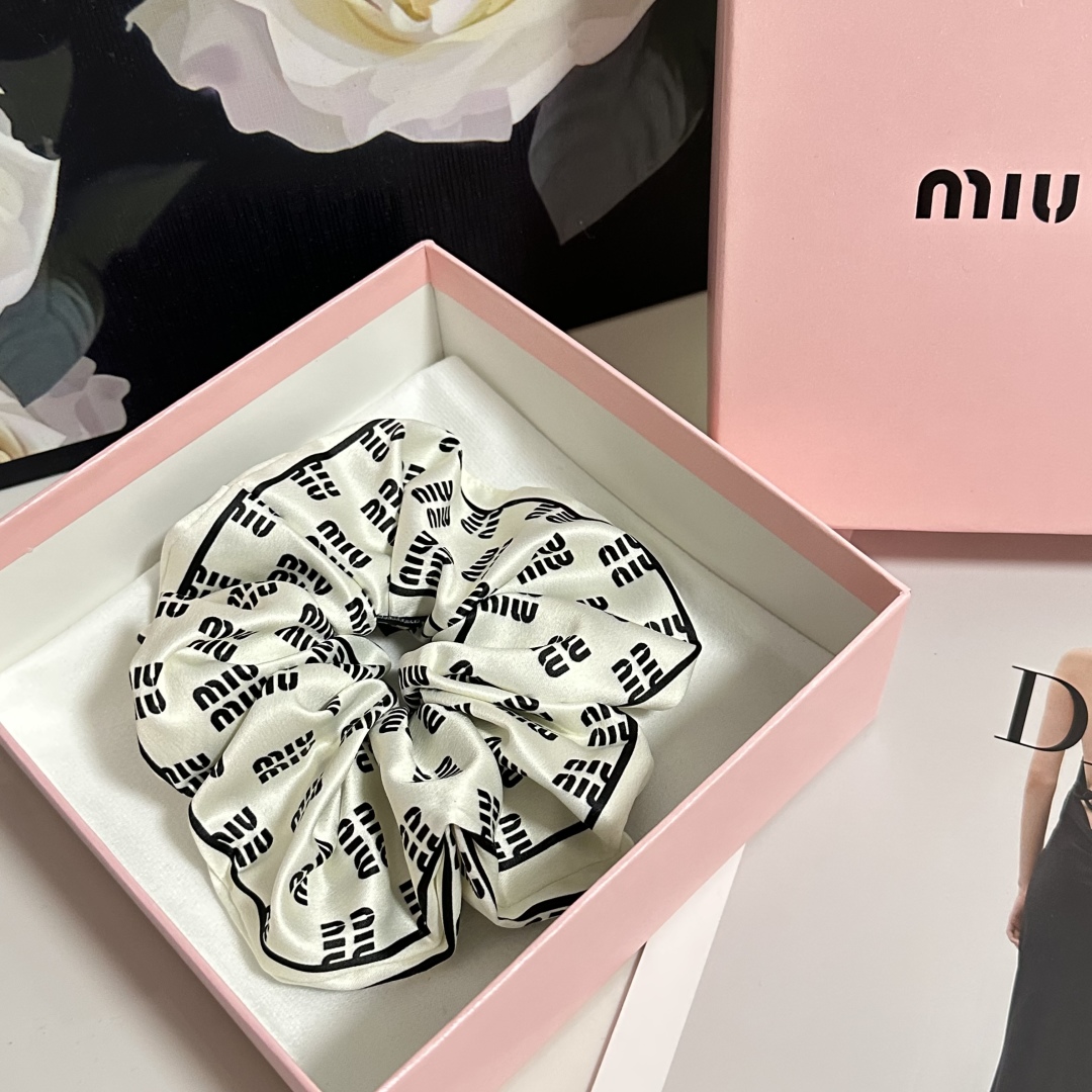  （单个）配全套包装
MiuMiu（缪缪）爆款真丝发圈，专柜款出货
一看就特别高档 超级百搭 必须自留