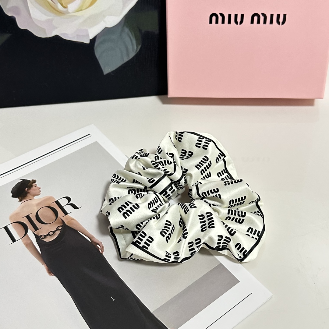  （单个）配全套包装
MiuMiu（缪缪）爆款真丝发圈，专柜款出货
一看就特别高档 超级百搭 必须自留