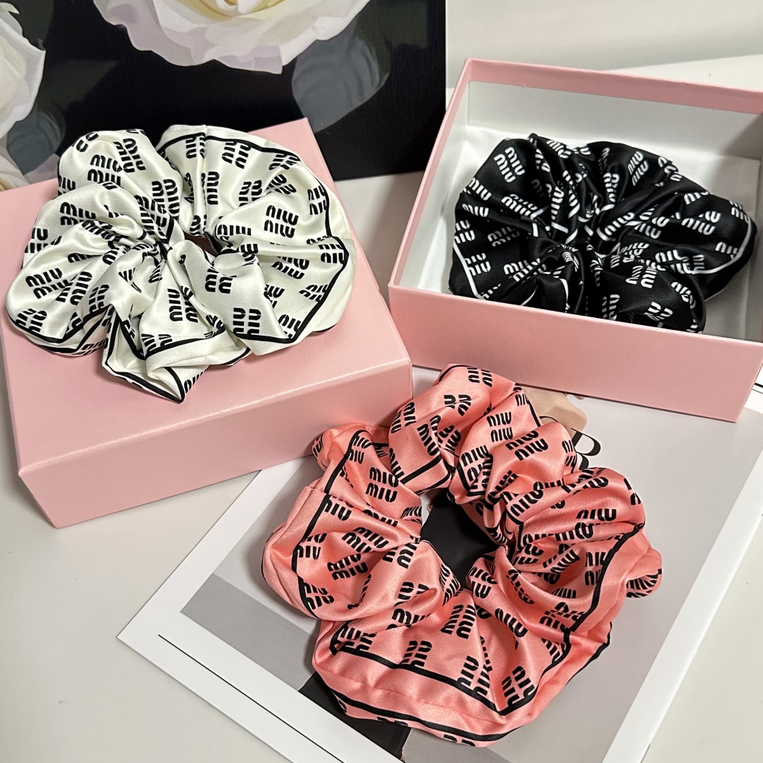  （单个）配全套包装
MiuMiu（缪缪）爆款真丝发圈，专柜款出货
一看就特别高档 超级百搭 必须自留