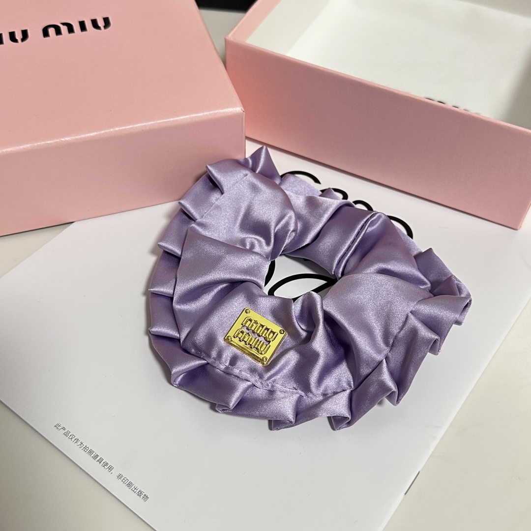  （单个）配全套包装
MiuMiu（缪缪）爆款真丝发圈，专柜款出货
一看就特别高档 超级百搭 必须自留