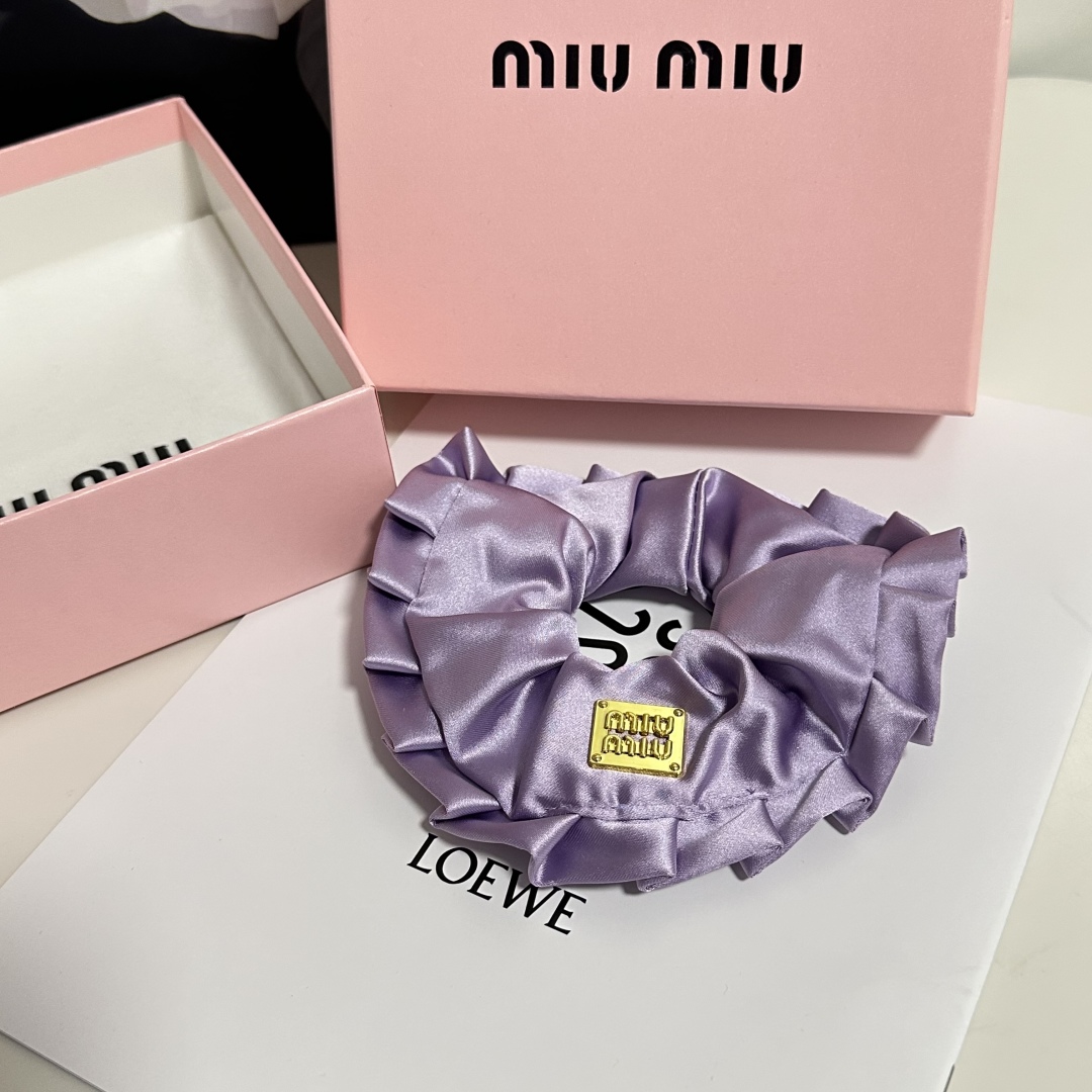  （单个）配全套包装
MiuMiu（缪缪）爆款真丝发圈，专柜款出货
一看就特别高档 超级百搭 必须自留