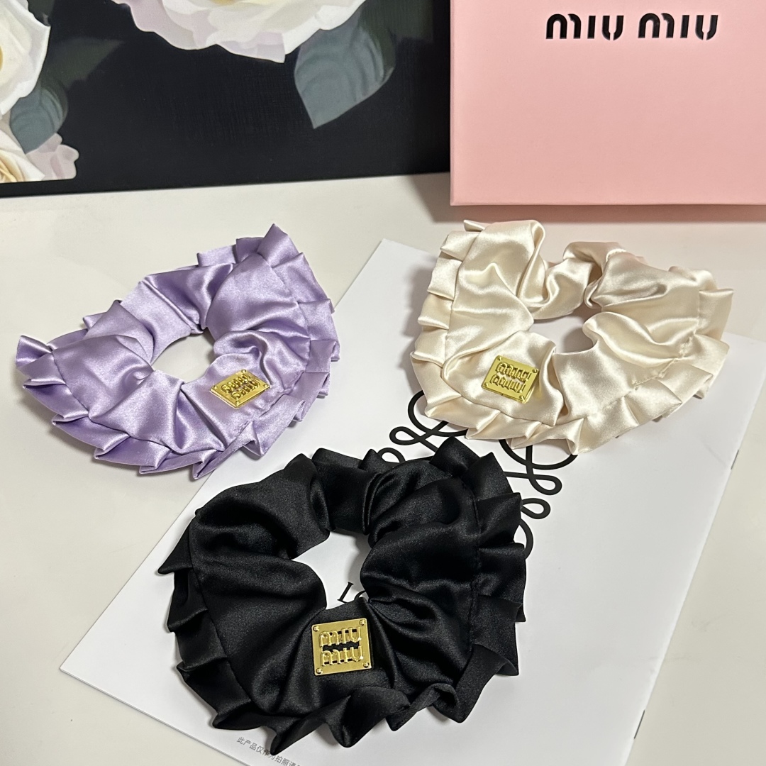  （单个）配全套包装
MiuMiu（缪缪）爆款真丝发圈，专柜款出货
一看就特别高档 超级百搭 必须自留