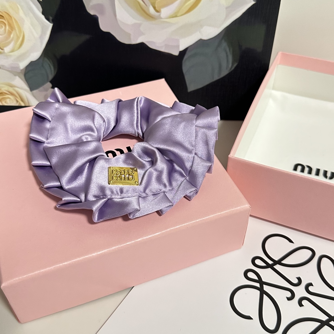  （单个）配全套包装
MiuMiu（缪缪）爆款真丝发圈，专柜款出货
一看就特别高档 超级百搭 必须自留