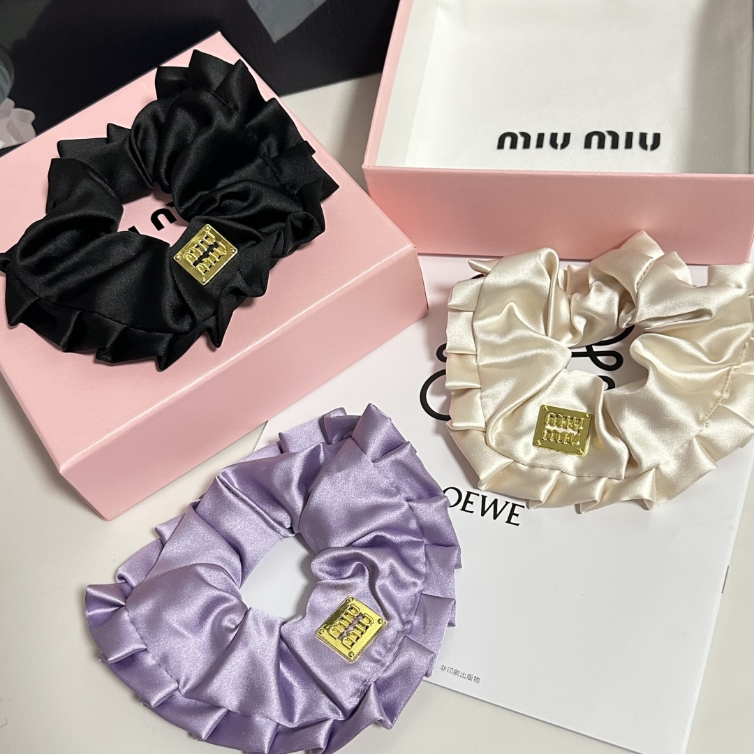  （单个）配全套包装
MiuMiu（缪缪）爆款真丝发圈，专柜款出货
一看就特别高档 超级百搭 必须自留