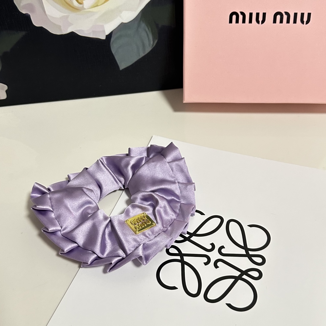  （单个）配全套包装
MiuMiu（缪缪）爆款真丝发圈，专柜款出货
一看就特别高档 超级百搭 必须自留