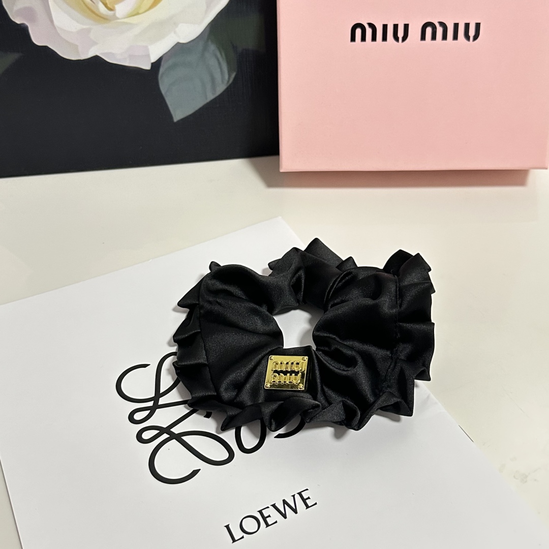  （单个）配全套包装
MiuMiu（缪缪）爆款真丝发圈，专柜款出货
一看就特别高档 超级百搭 必须自留