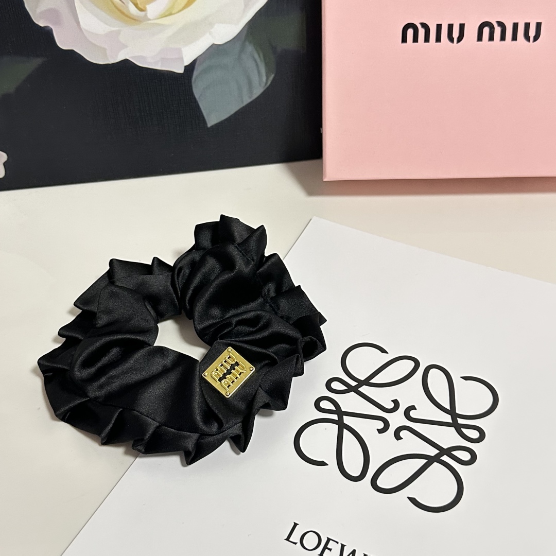  （单个）配全套包装
MiuMiu（缪缪）爆款真丝发圈，专柜款出货
一看就特别高档 超级百搭 必须自留