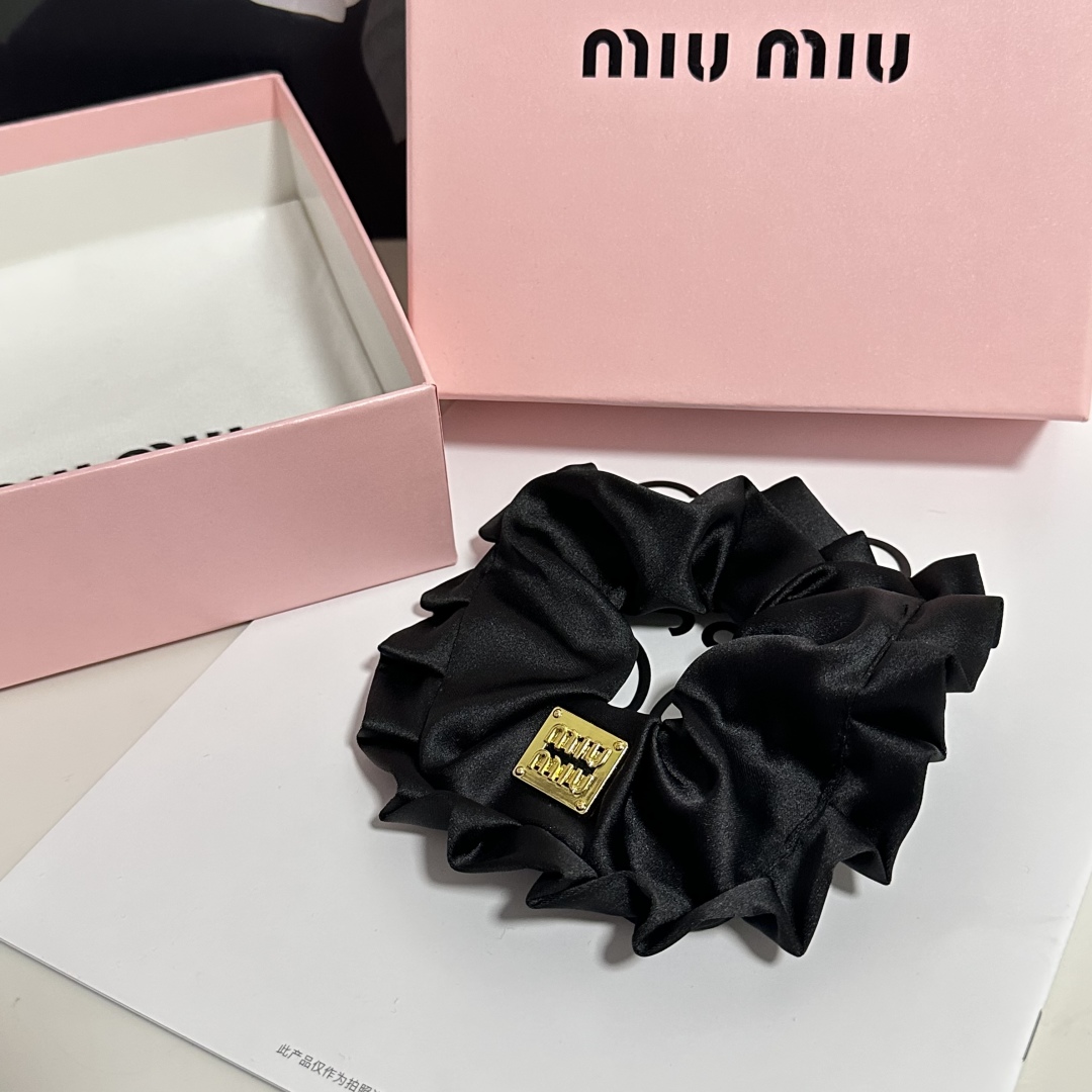  （单个）配全套包装
MiuMiu（缪缪）爆款真丝发圈，专柜款出货
一看就特别高档 超级百搭 必须自留
