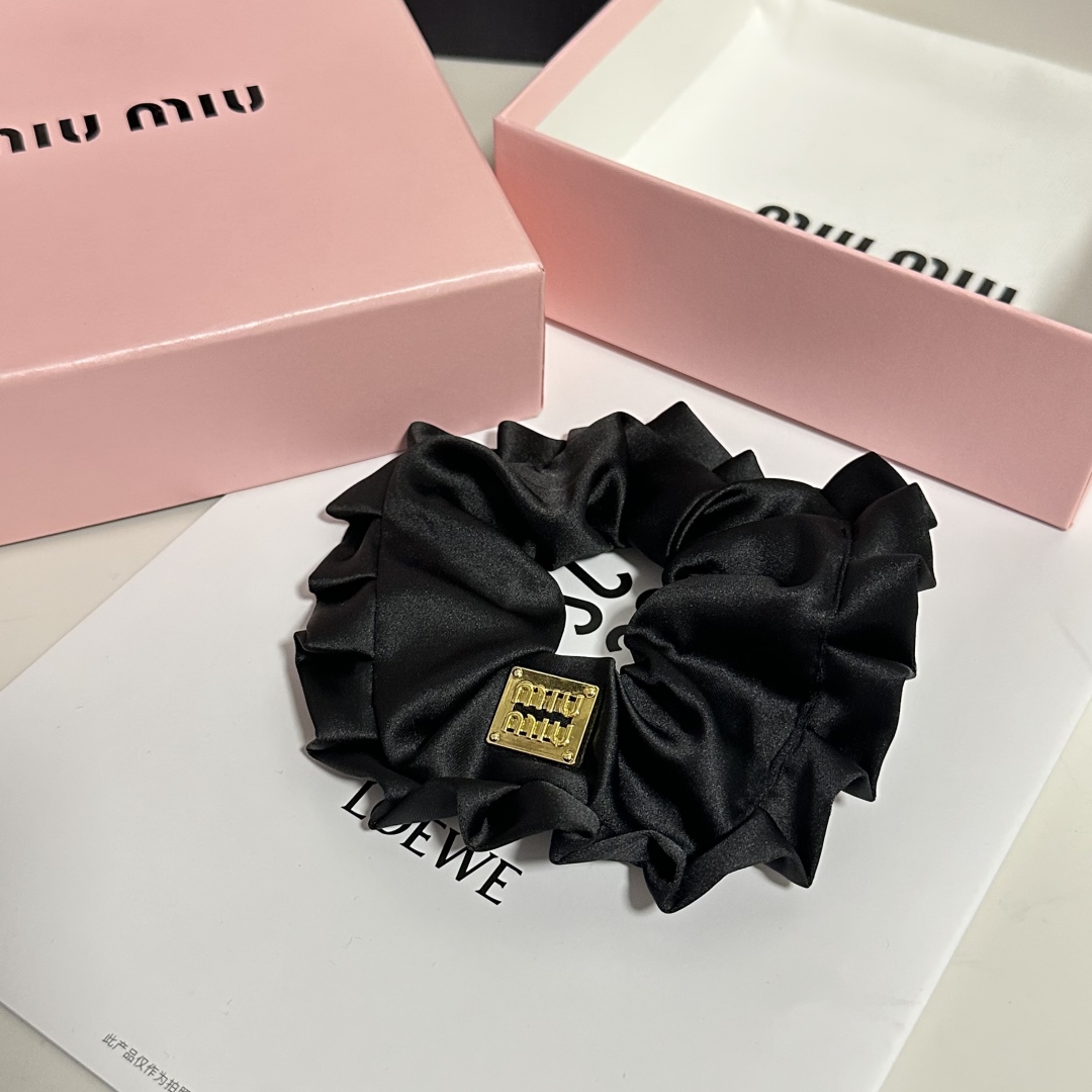  （单个）配全套包装
MiuMiu（缪缪）爆款真丝发圈，专柜款出货
一看就特别高档 超级百搭 必须自留
