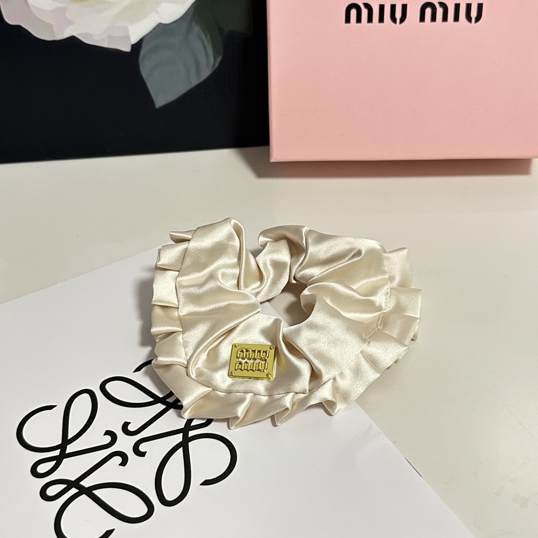  （单个）配全套包装
MiuMiu（缪缪）爆款真丝发圈，专柜款出货
一看就特别高档 超级百搭 必须自留