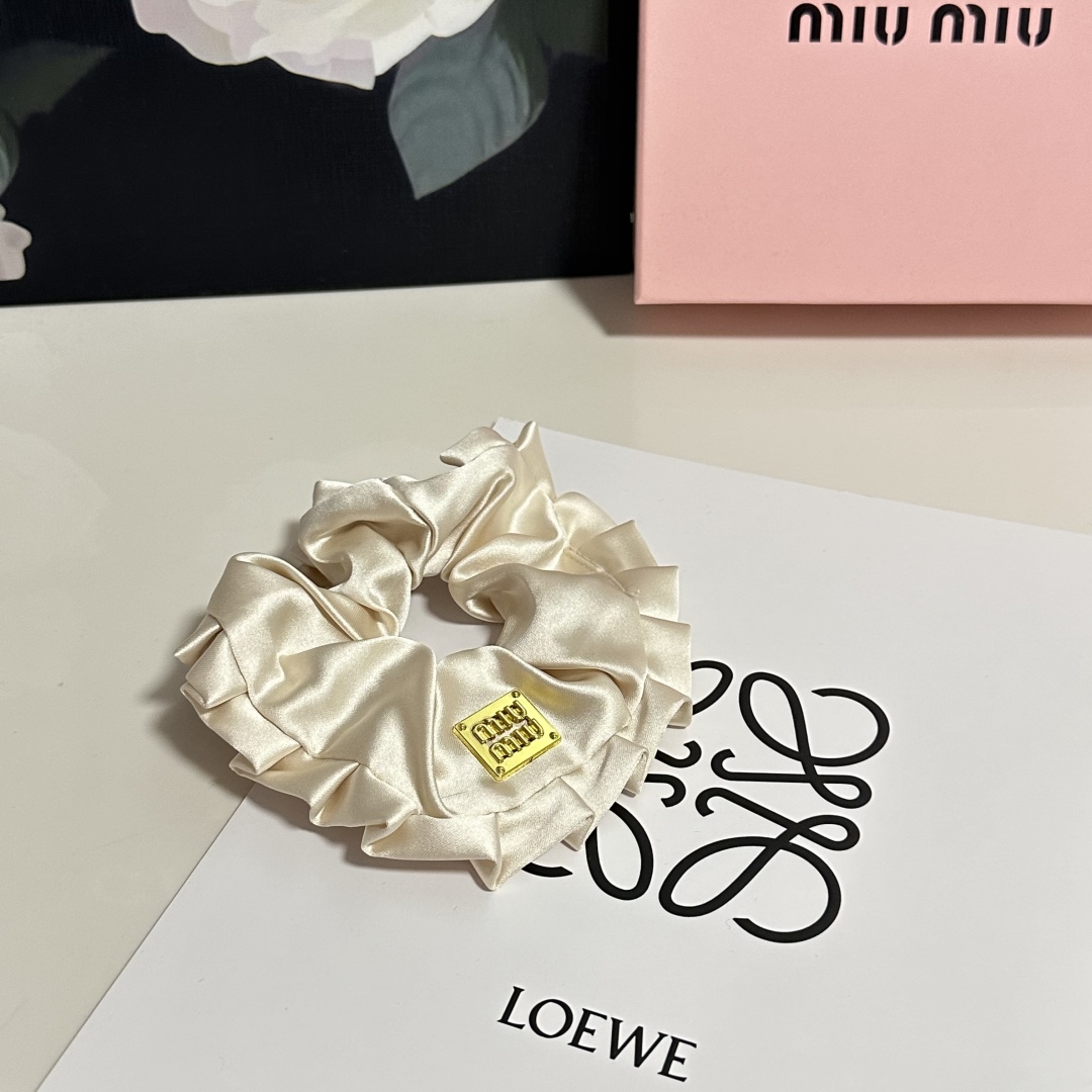  （单个）配全套包装
MiuMiu（缪缪）爆款真丝发圈，专柜款出货
一看就特别高档 超级百搭 必须自留