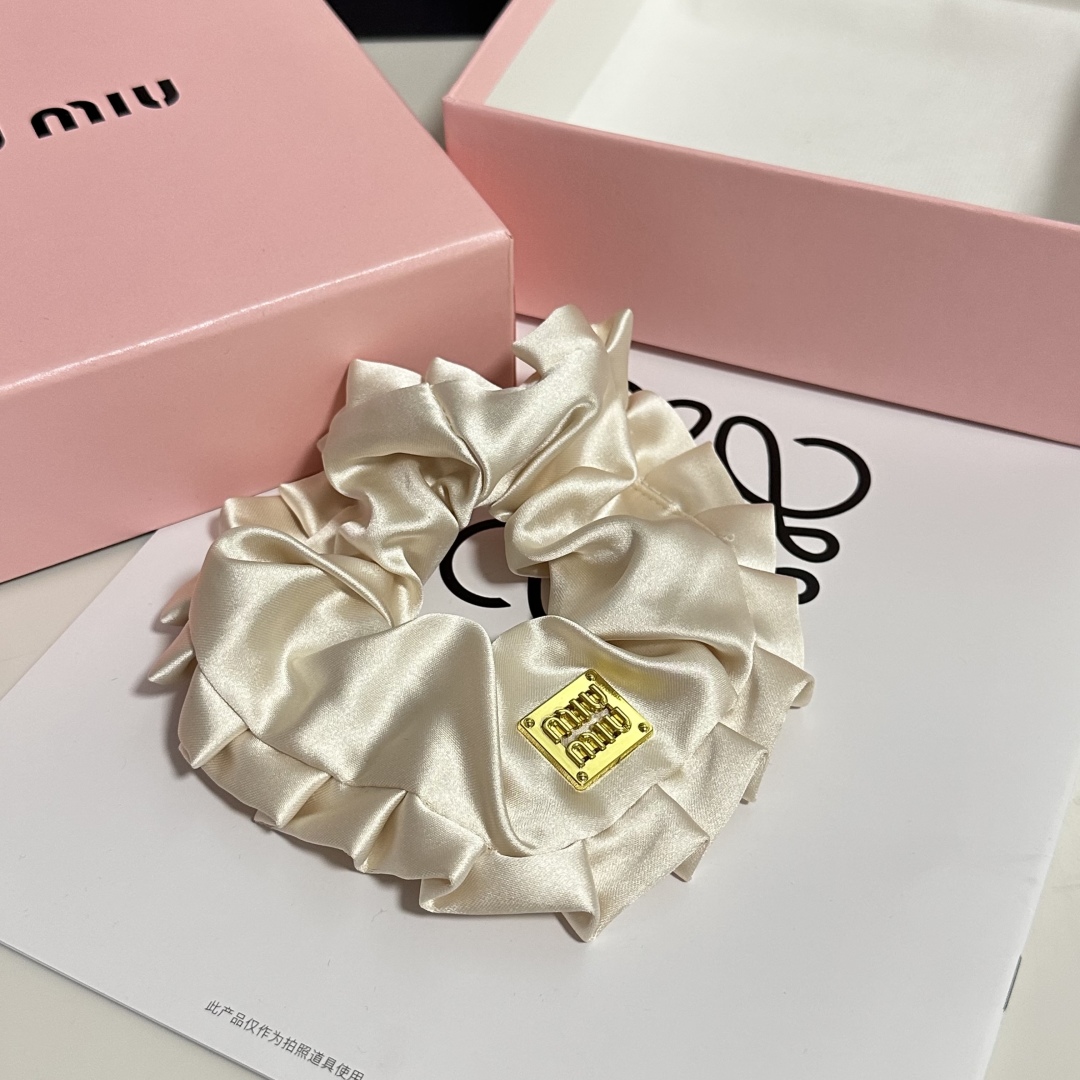  （单个）配全套包装
MiuMiu（缪缪）爆款真丝发圈，专柜款出货
一看就特别高档 超级百搭 必须自留