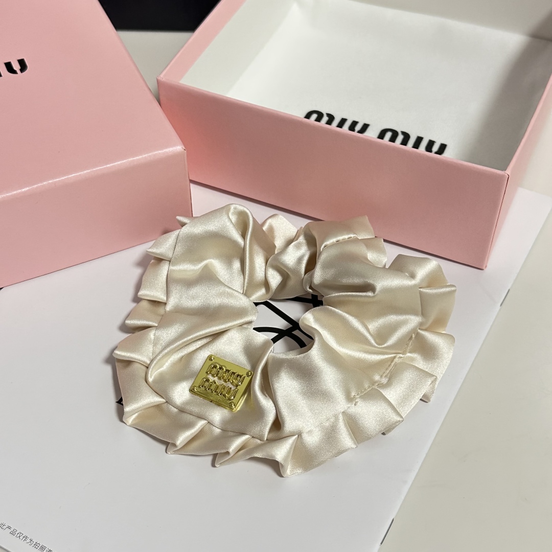  （单个）配全套包装
MiuMiu（缪缪）爆款真丝发圈，专柜款出货
一看就特别高档 超级百搭 必须自留