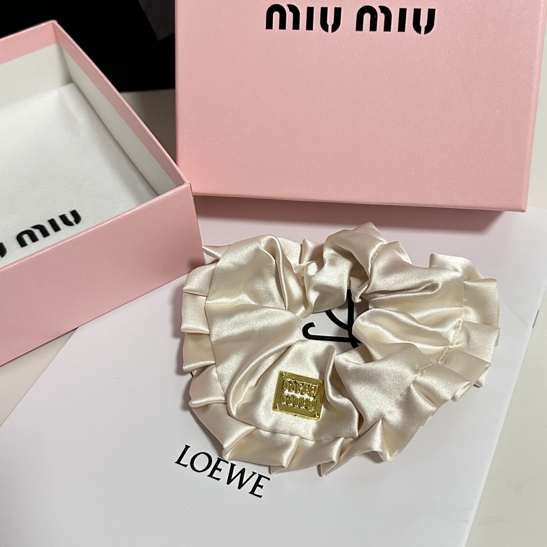  （单个）配全套包装
MiuMiu（缪缪）爆款真丝发圈，专柜款出货
一看就特别高档 超级百搭 必须自留
