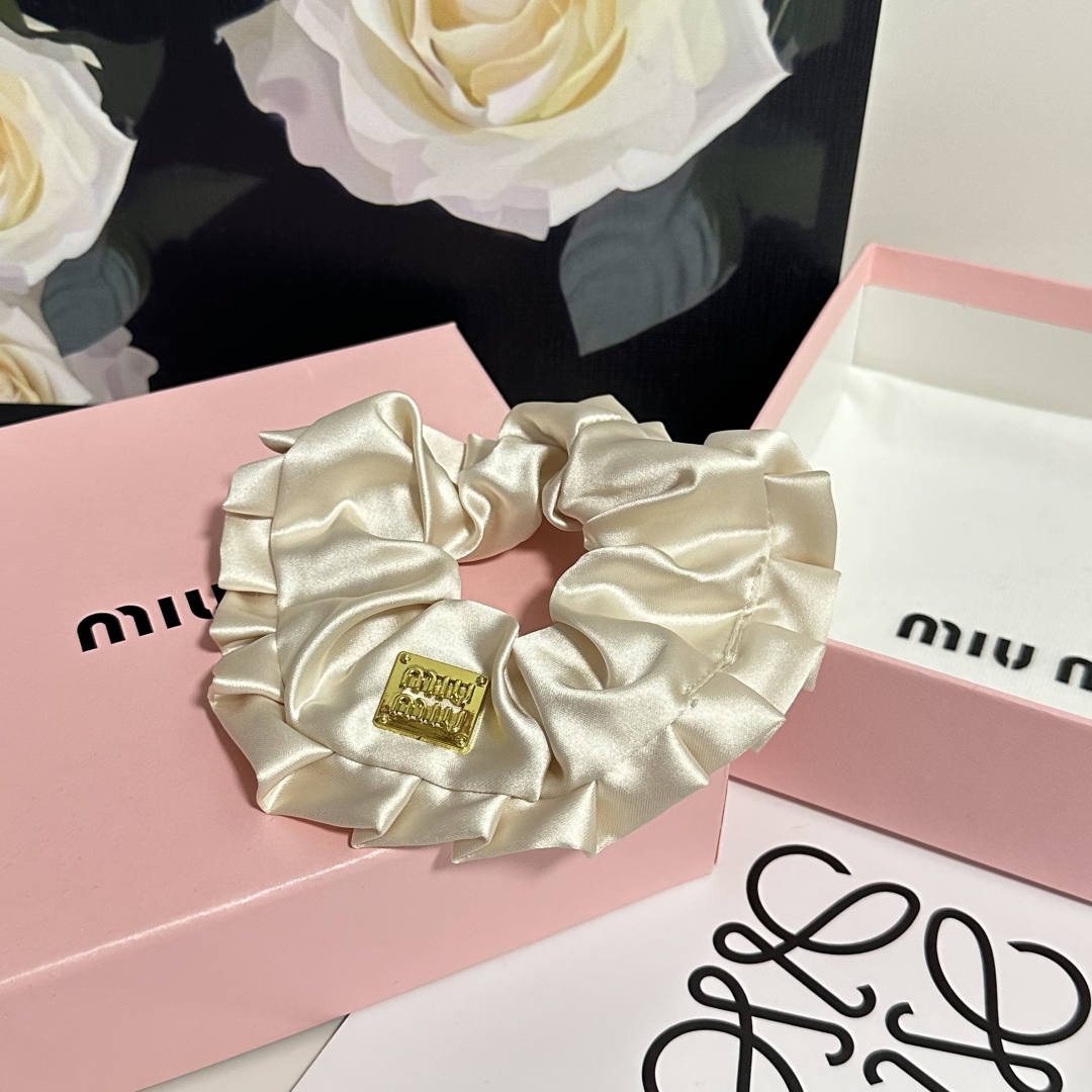  （单个）配全套包装
MiuMiu（缪缪）爆款真丝发圈，专柜款出货
一看就特别高档 超级百搭 必须自留