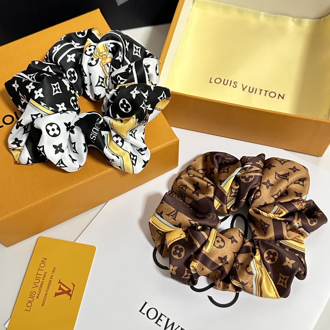  配包装
LV（路易威登）经典真丝发圈 带头上或者手上都非常好看  时尚百搭人手必备单品☑️