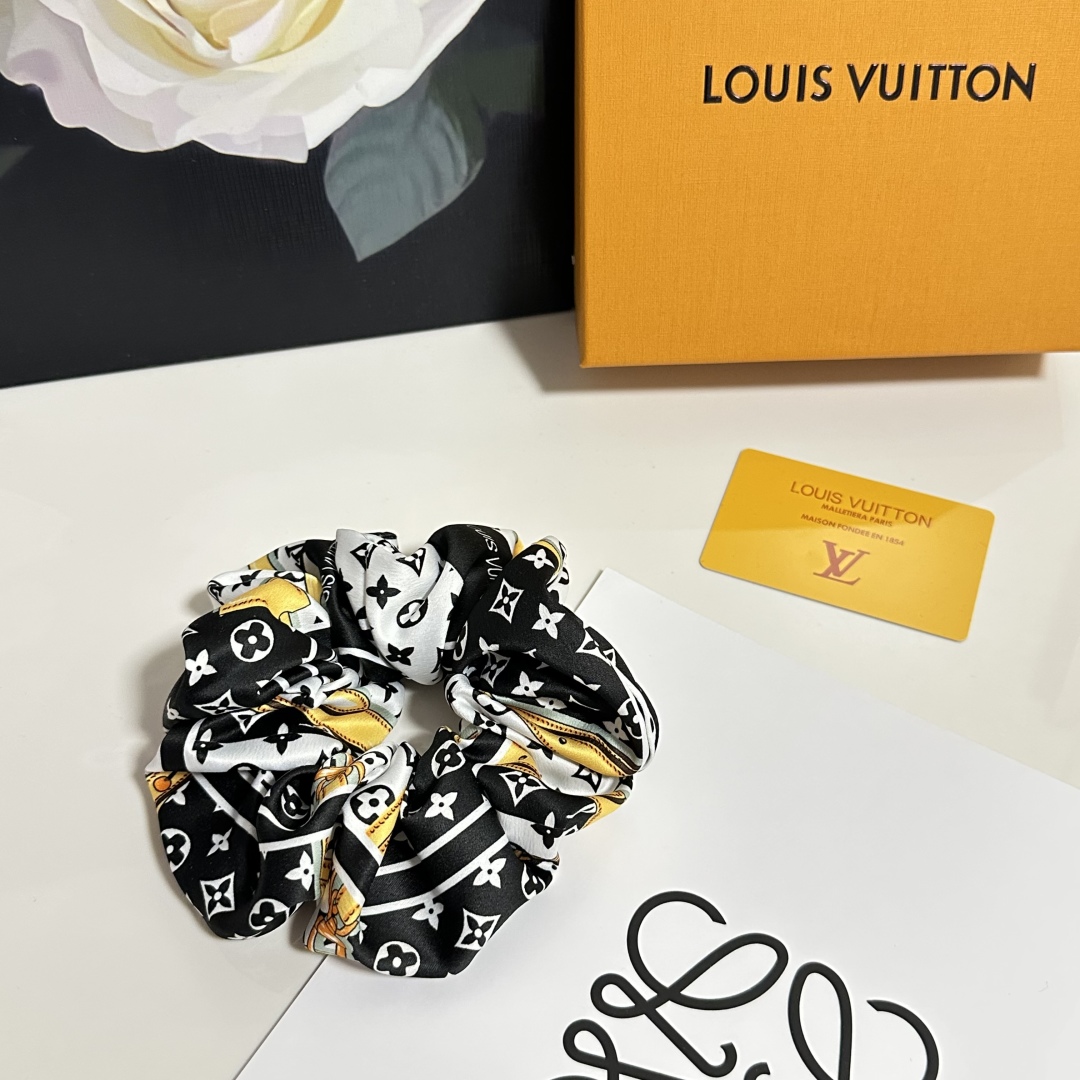  配包装
LV（路易威登）经典真丝发圈 带头上或者手上都非常好看  时尚百搭人手必备单品☑️