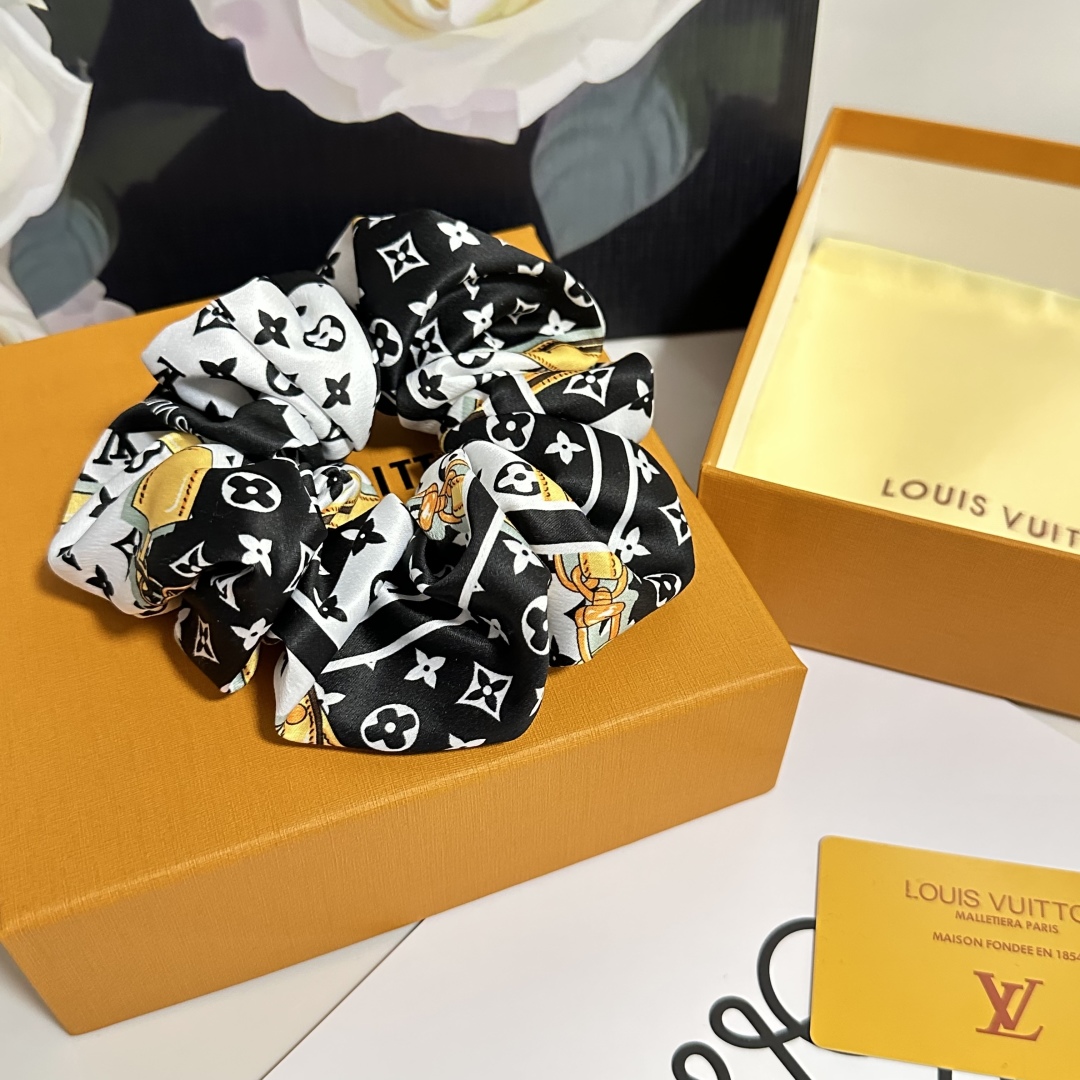  配包装
LV（路易威登）经典真丝发圈 带头上或者手上都非常好看  时尚百搭人手必备单品☑️