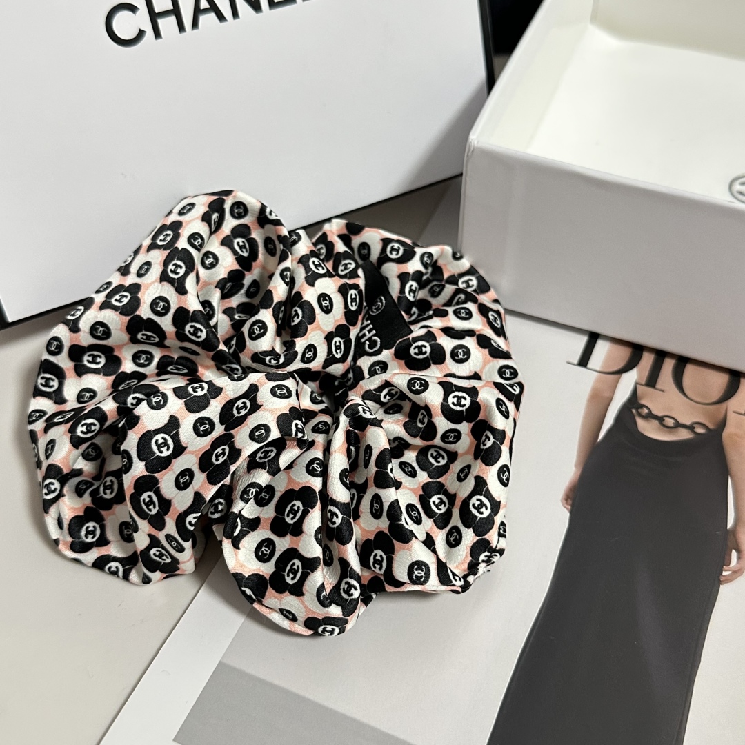 （单个）配全套包装
Chanel（香奈儿）爆款小香风发圈，专柜款出货
一看就特别高档 超级百搭 必须自留