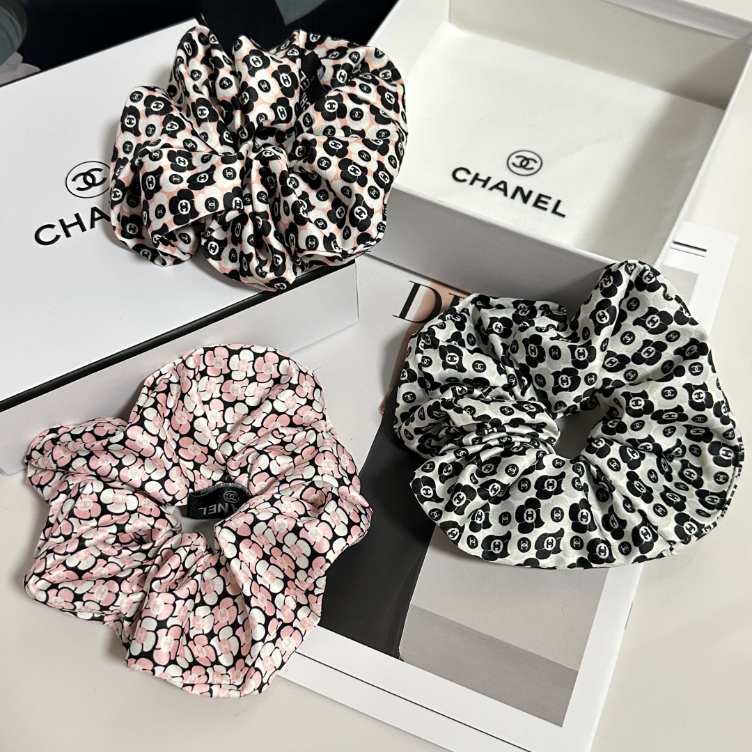 （单个）配全套包装
Chanel（香奈儿）爆款小香风发圈，专柜款出货
一看就特别高档 超级百搭 必须自留