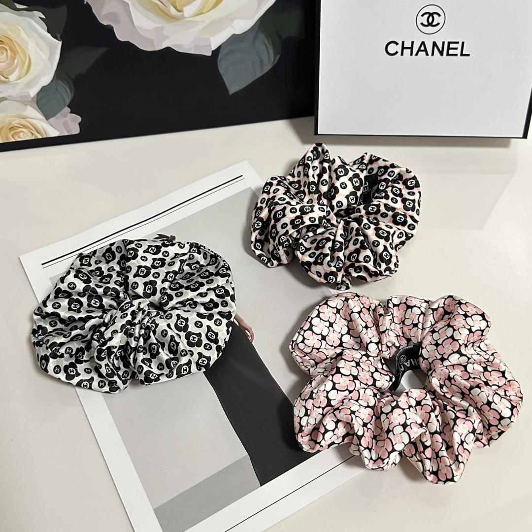 （单个）配全套包装
Chanel（香奈儿）爆款小香风发圈，专柜款出货
一看就特别高档 超级百搭 必须自留