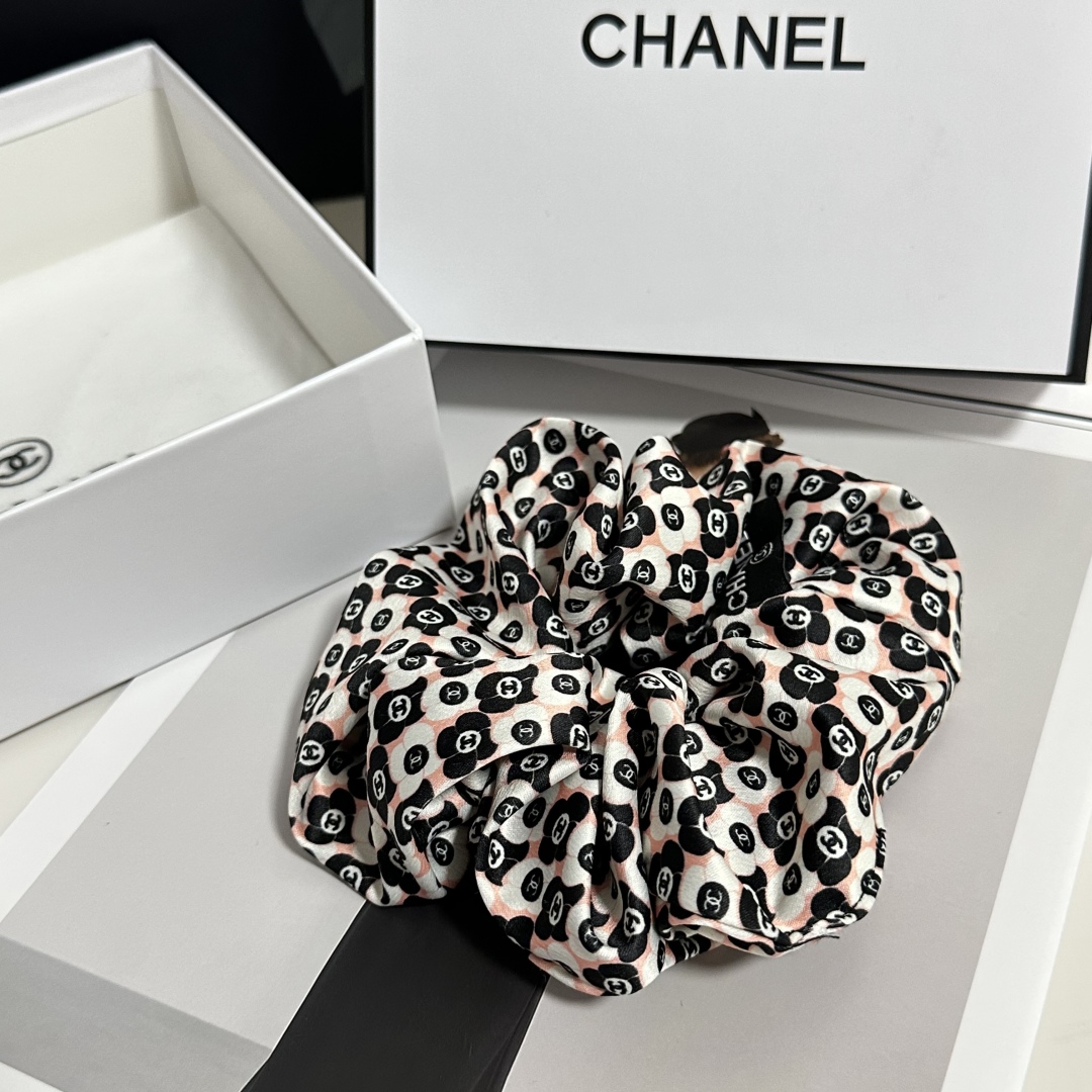 （单个）配全套包装
Chanel（香奈儿）爆款小香风发圈，专柜款出货
一看就特别高档 超级百搭 必须自留