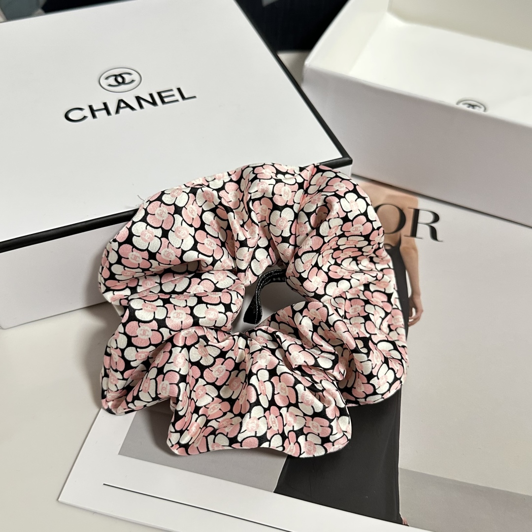 （单个）配全套包装
Chanel（香奈儿）爆款小香风发圈，专柜款出货
一看就特别高档 超级百搭 必须自留