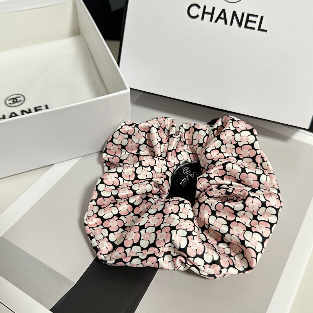 （单个）配全套包装
Chanel（香奈儿）爆款小香风发圈，专柜款出货
一看就特别高档 超级百搭 必须自留