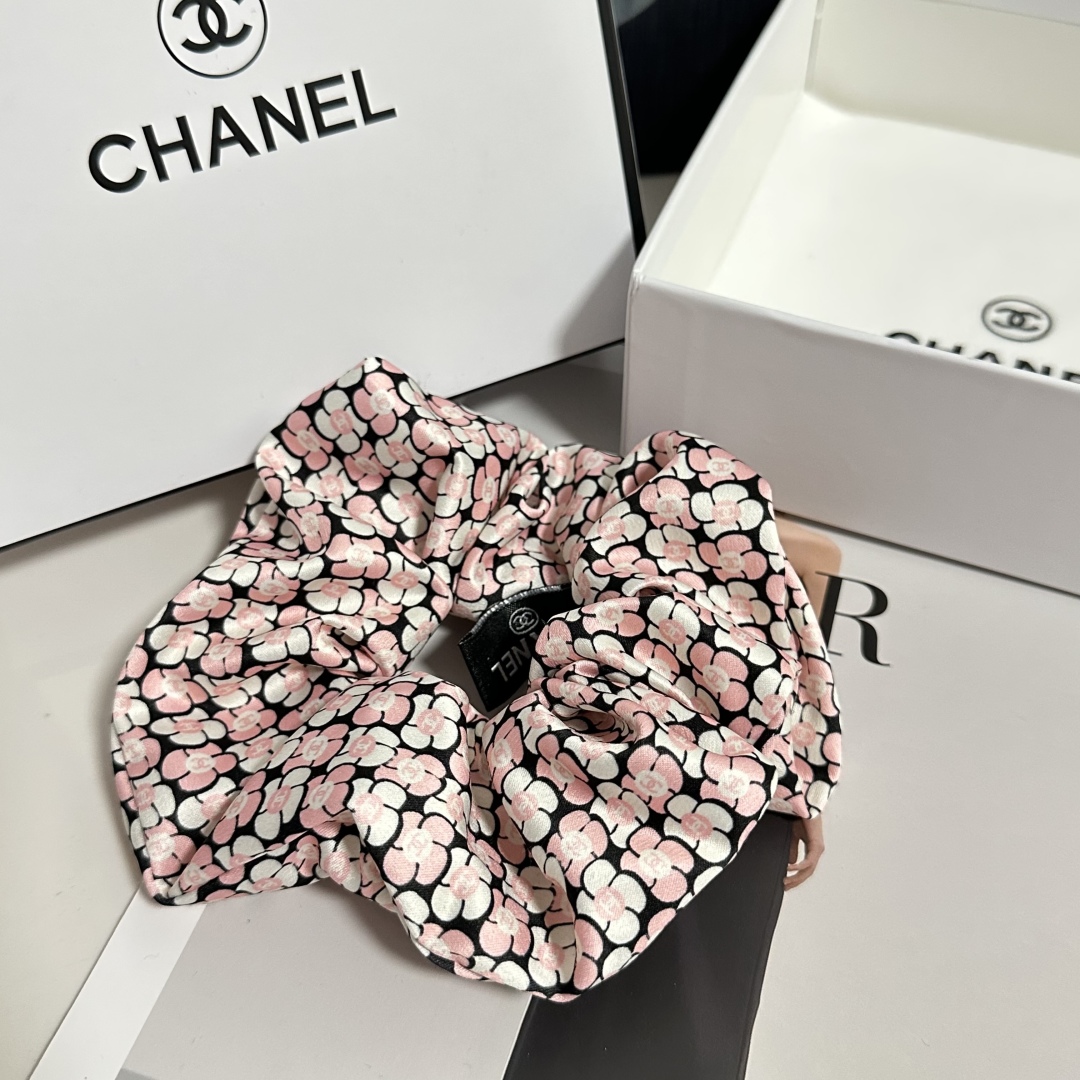 （单个）配全套包装
Chanel（香奈儿）爆款小香风发圈，专柜款出货
一看就特别高档 超级百搭 必须自留
